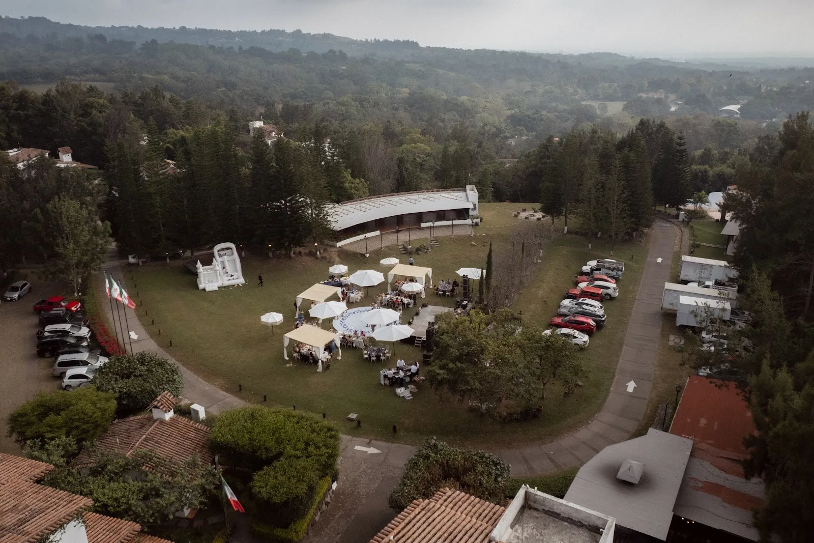 Vista aérea de la hacienda y sus jardines, tomada con dron