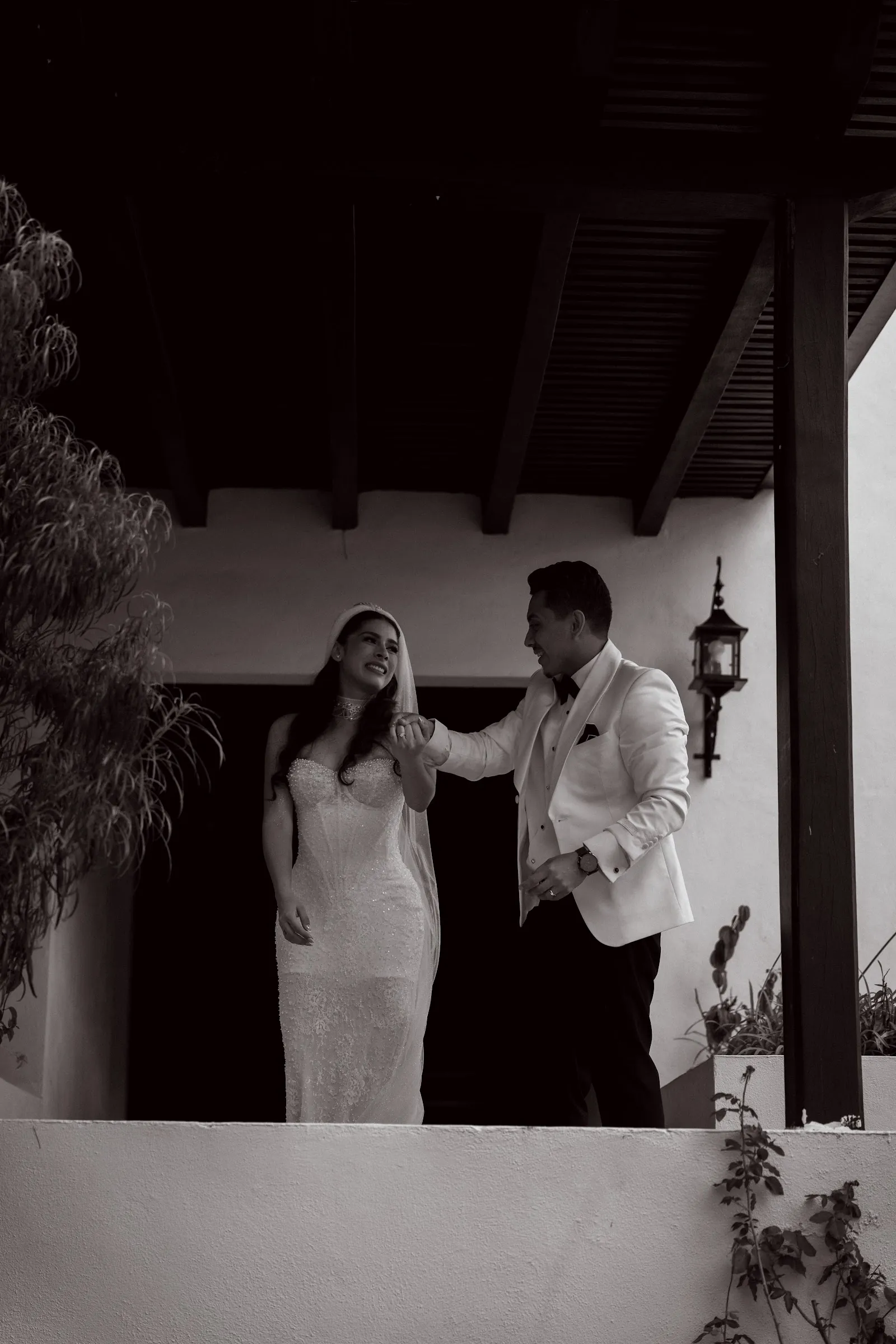 La pareja en un balcón, fotografía en blanco y negro