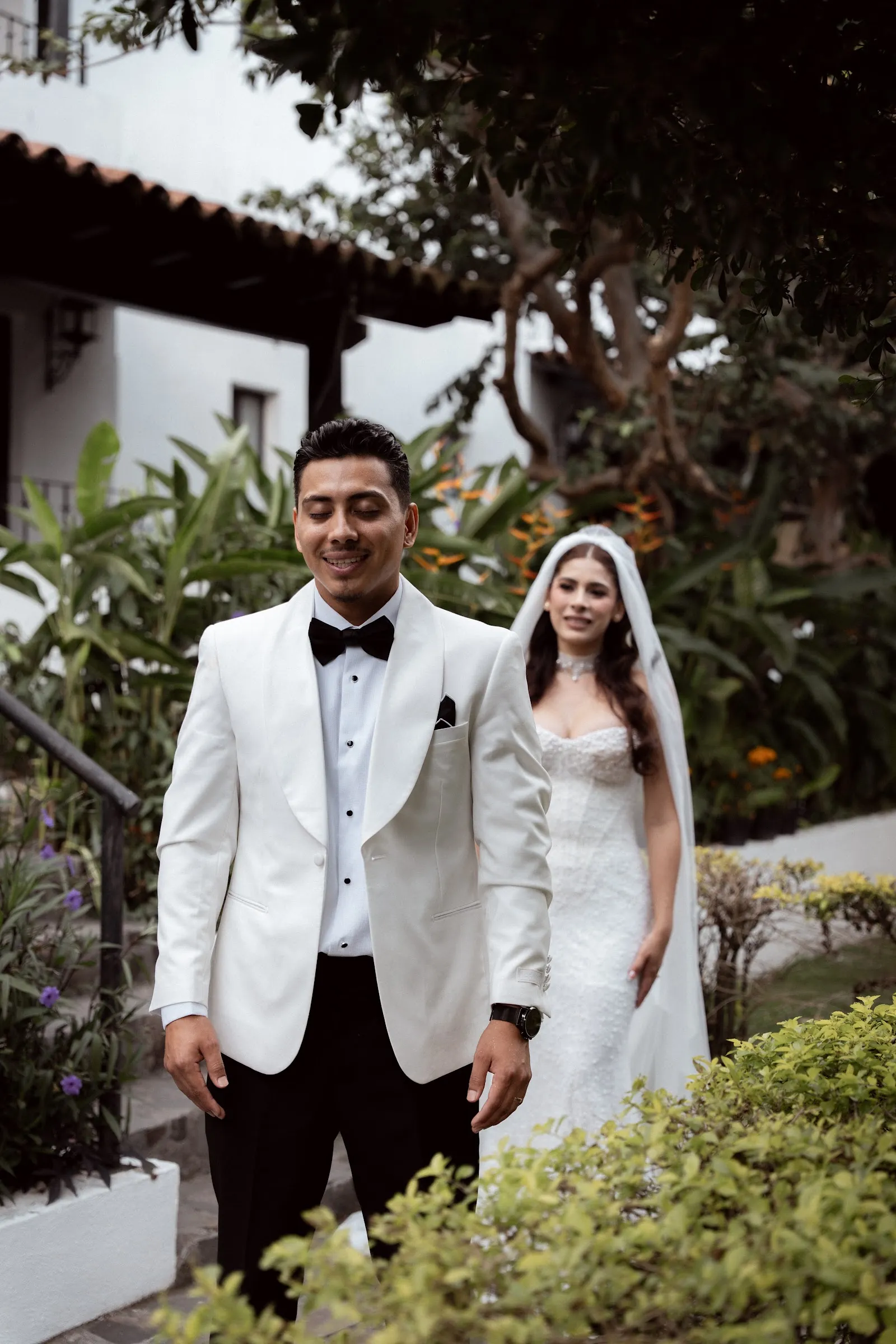 La pareja caminando entre el jardín