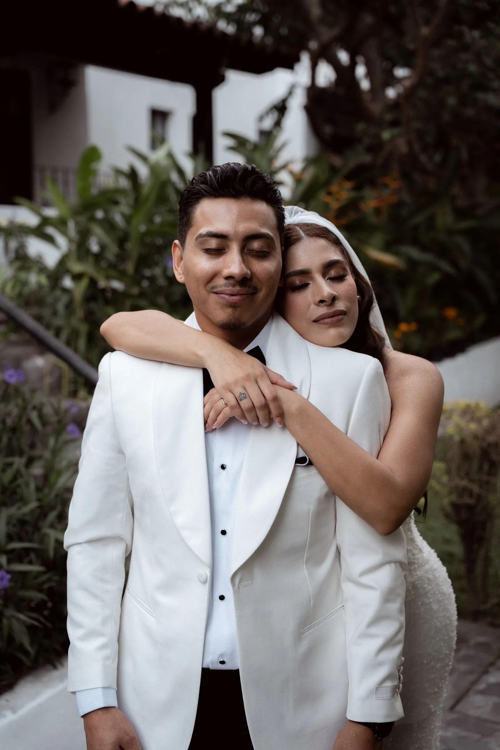 Abrazo por la espalda; la pareja ríe