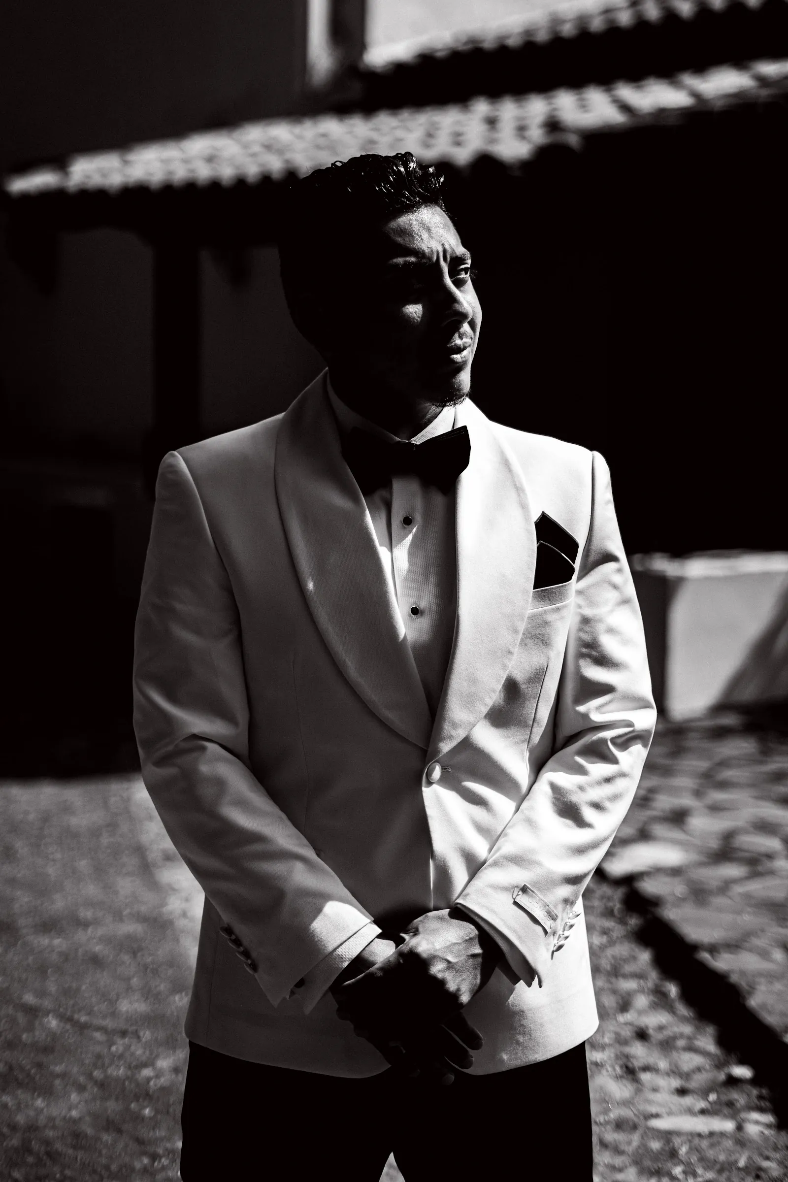 Retrato del novio de frac blanco, en blanco y negro