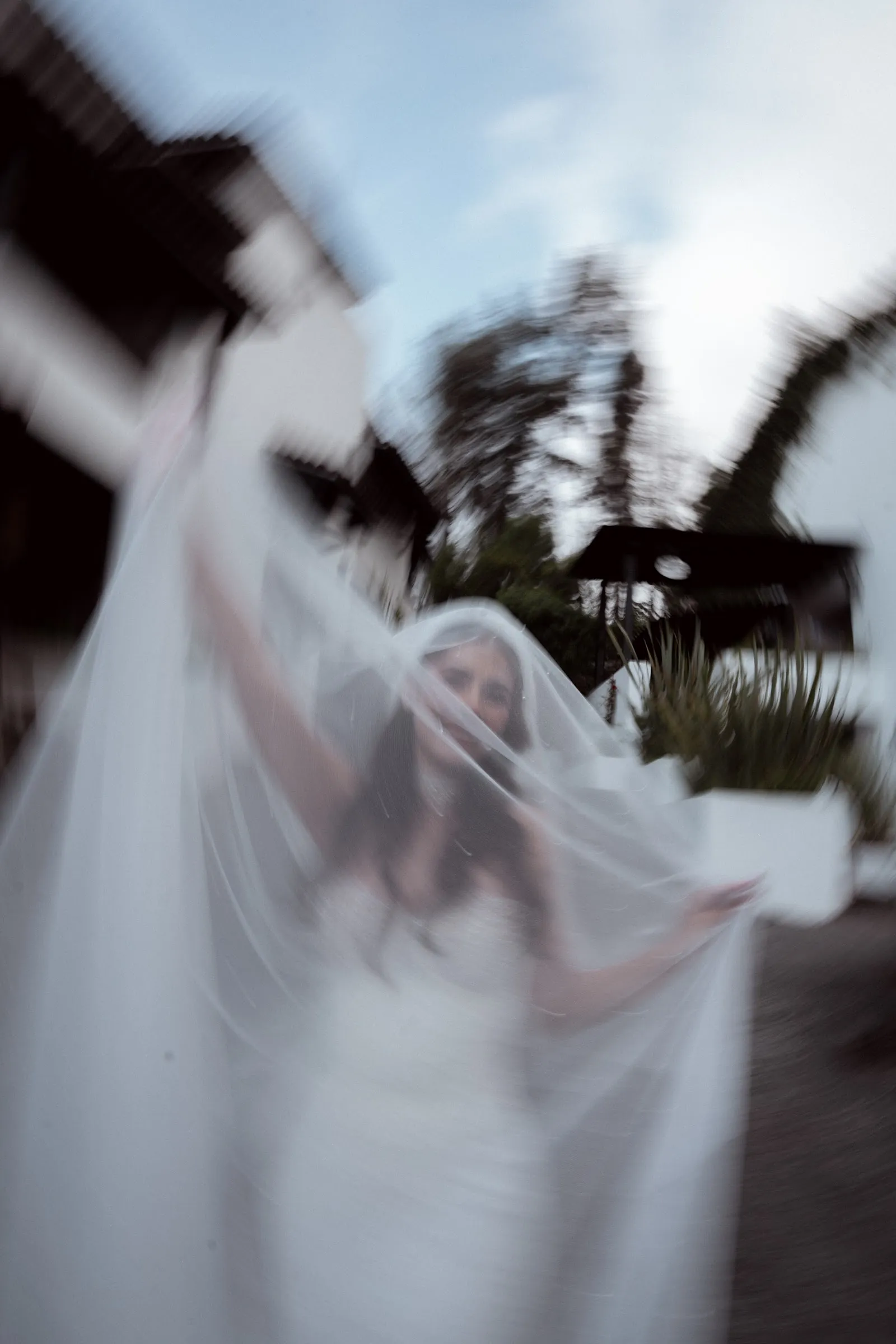 La novia tras el velo en movimiento