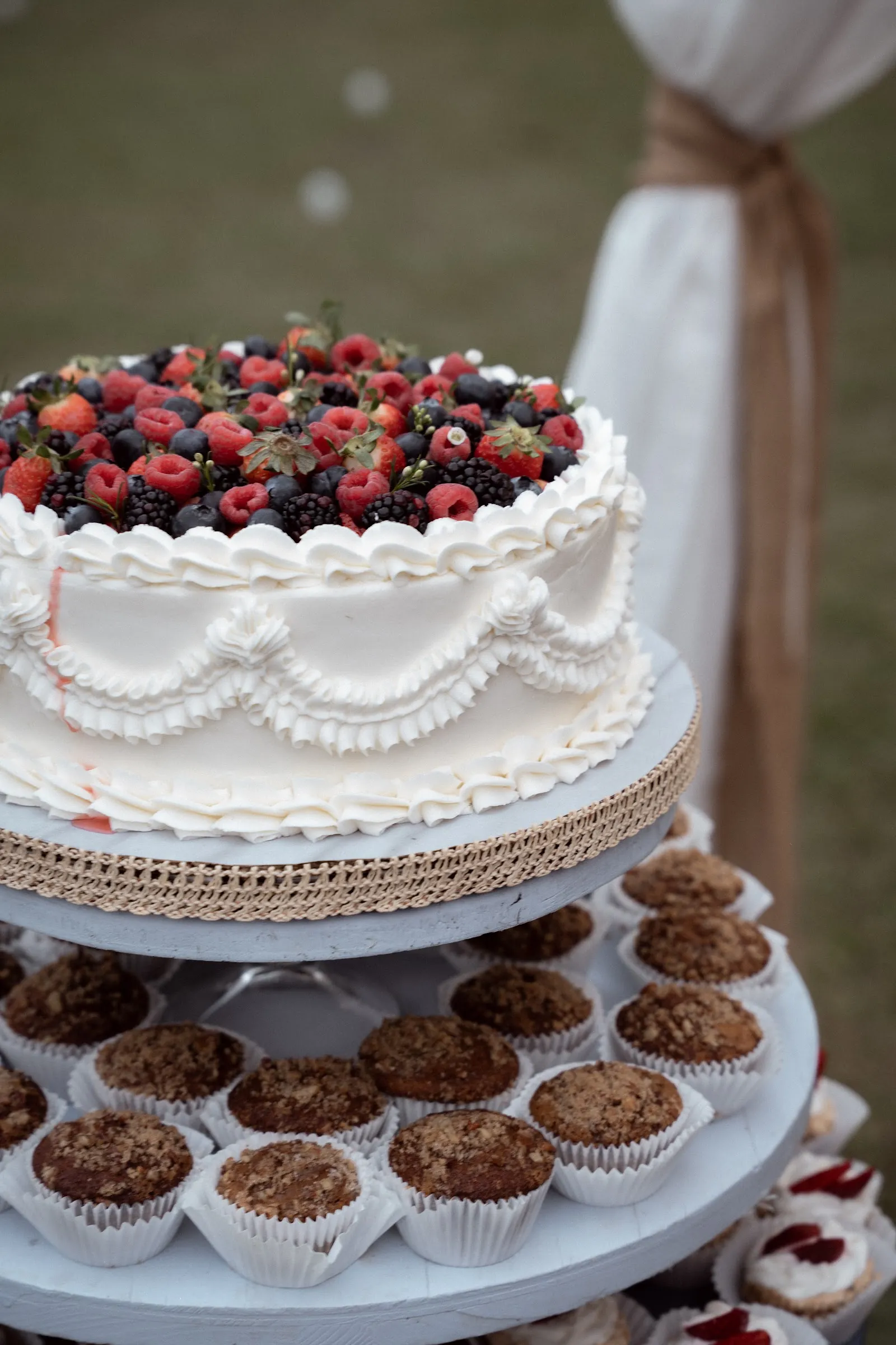 Mesa del pastel con frutos rojos