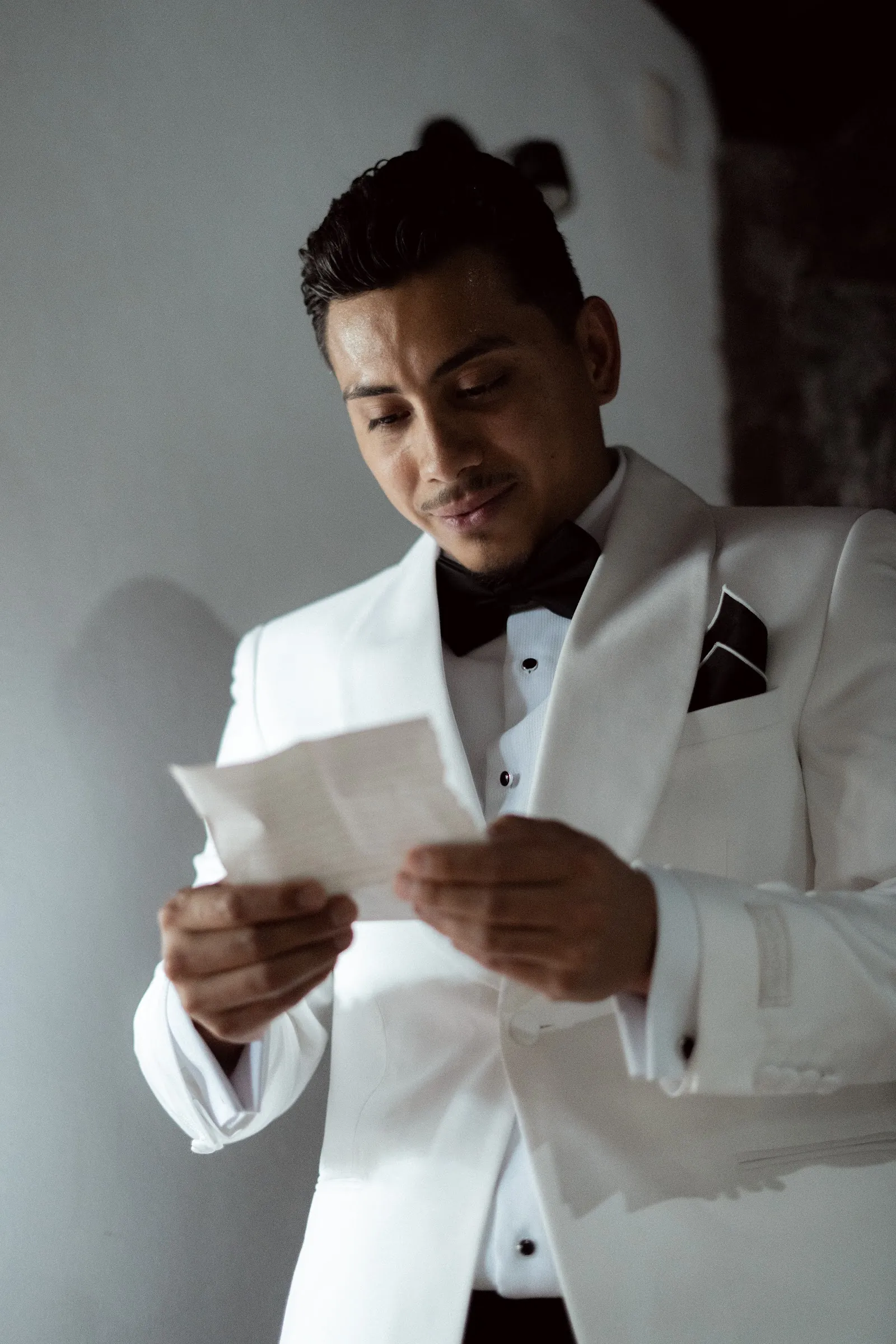 El novio leyendo una carta a solas antes de la ceremonia