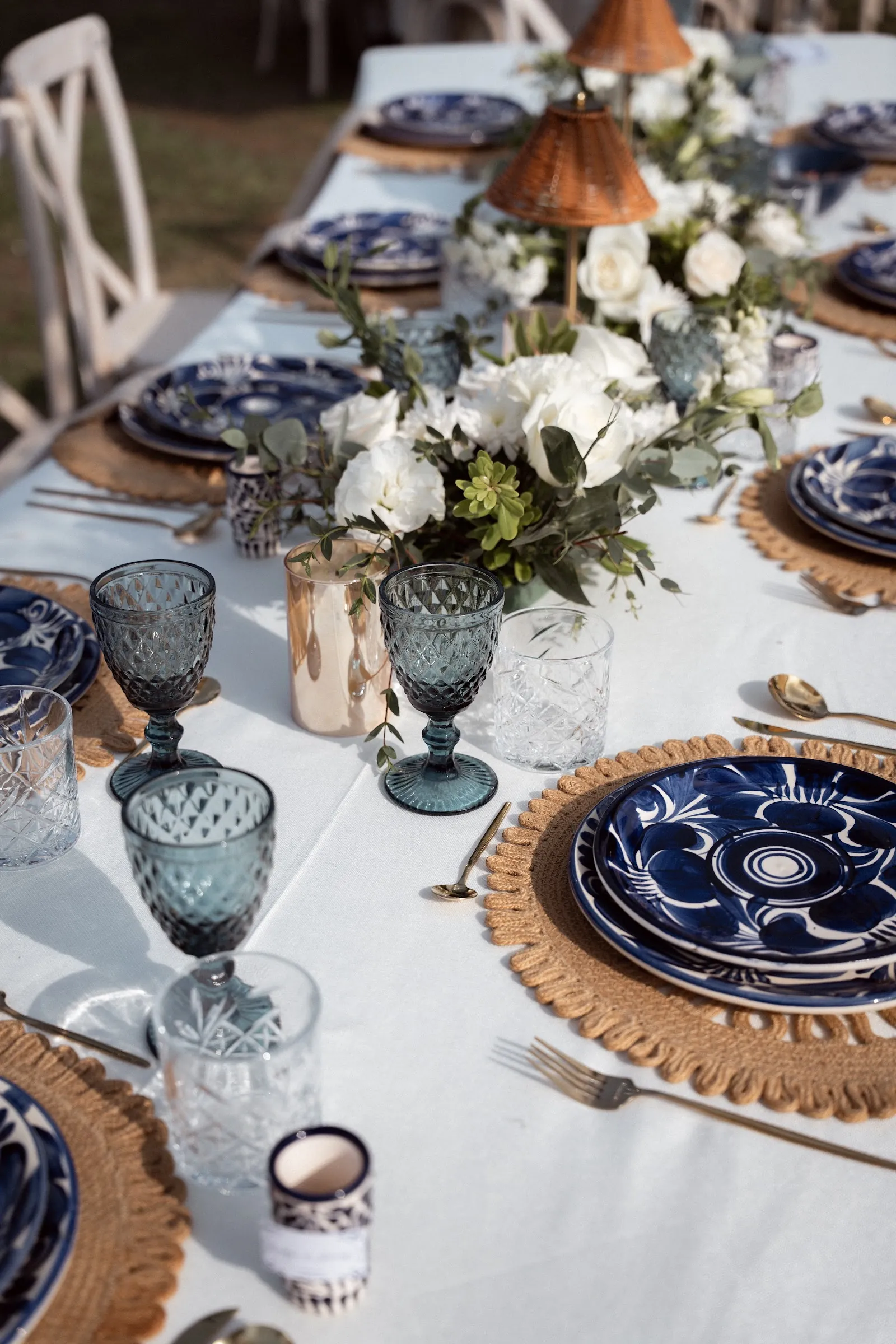 Mesa puesta con vajilla de talavera