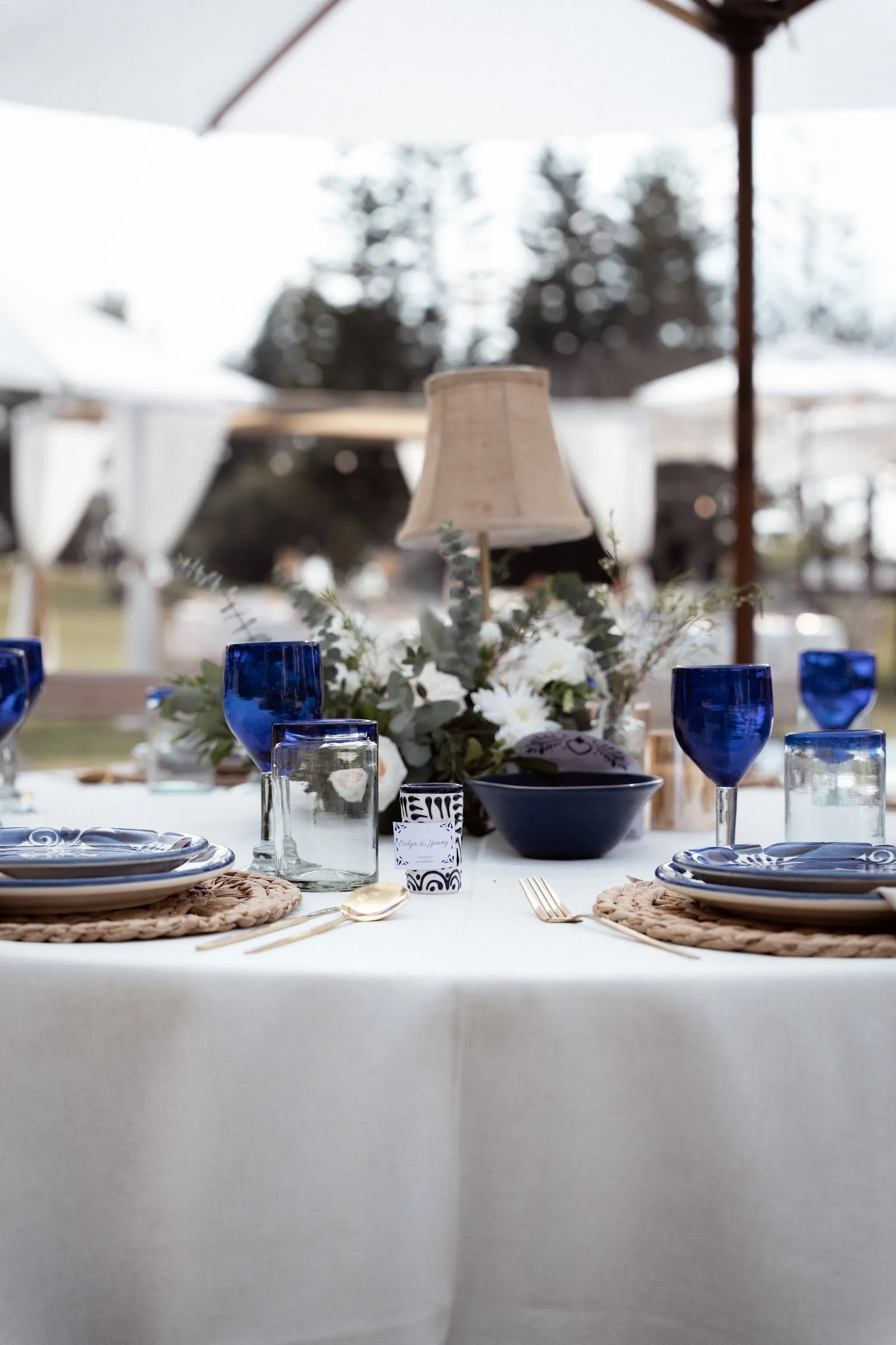 Detalle de mesa con talavera y cristal