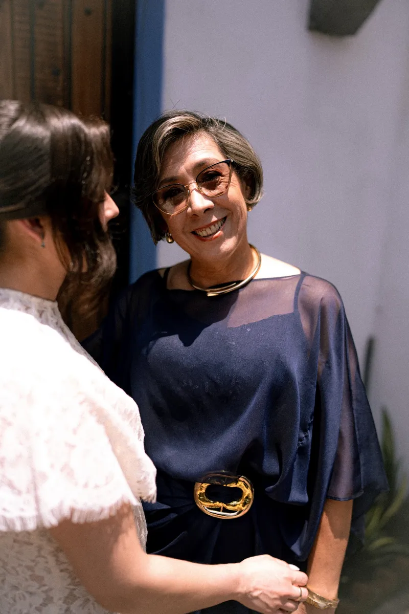 Karla y su madre se toman de las manos y se miran con ternura