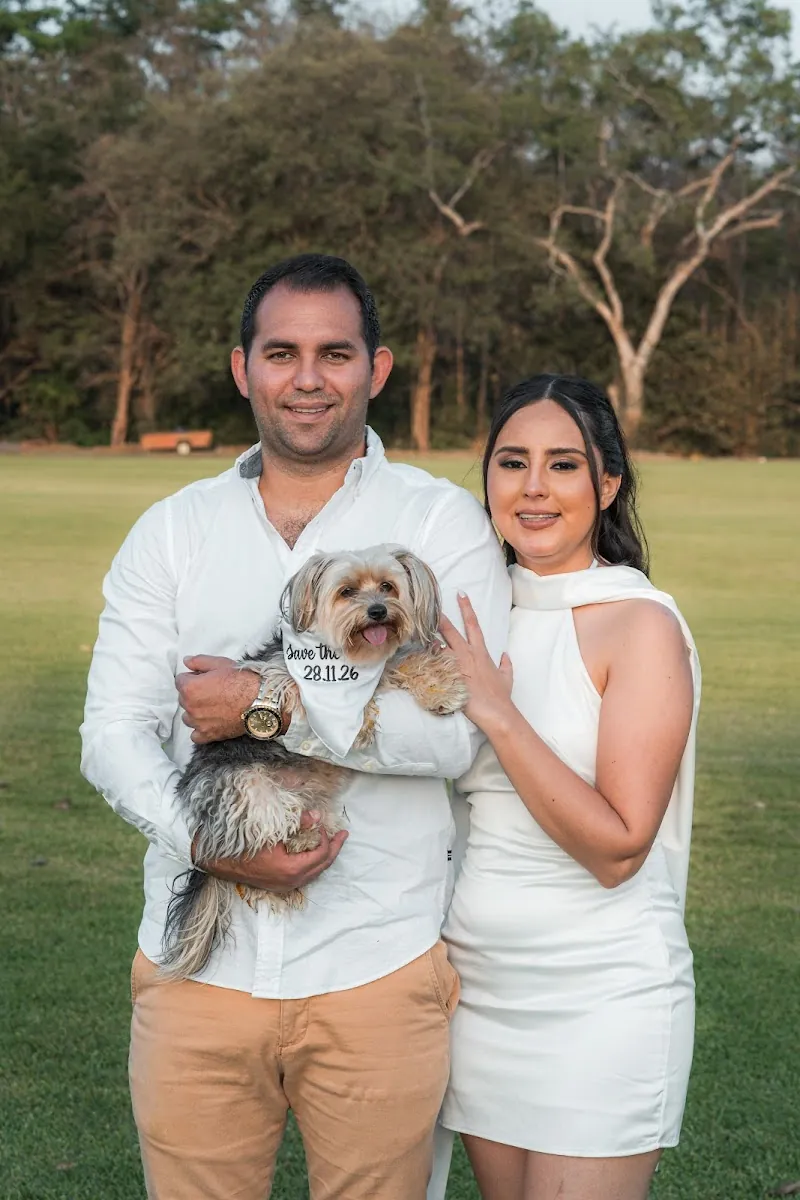 Carlos cargando a uno de sus perros durante la sesión
