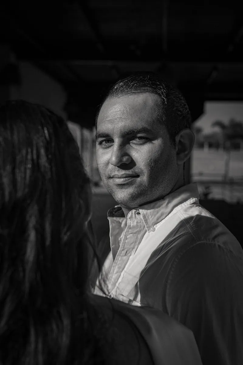 Retrato de Carlos en blanco y negro