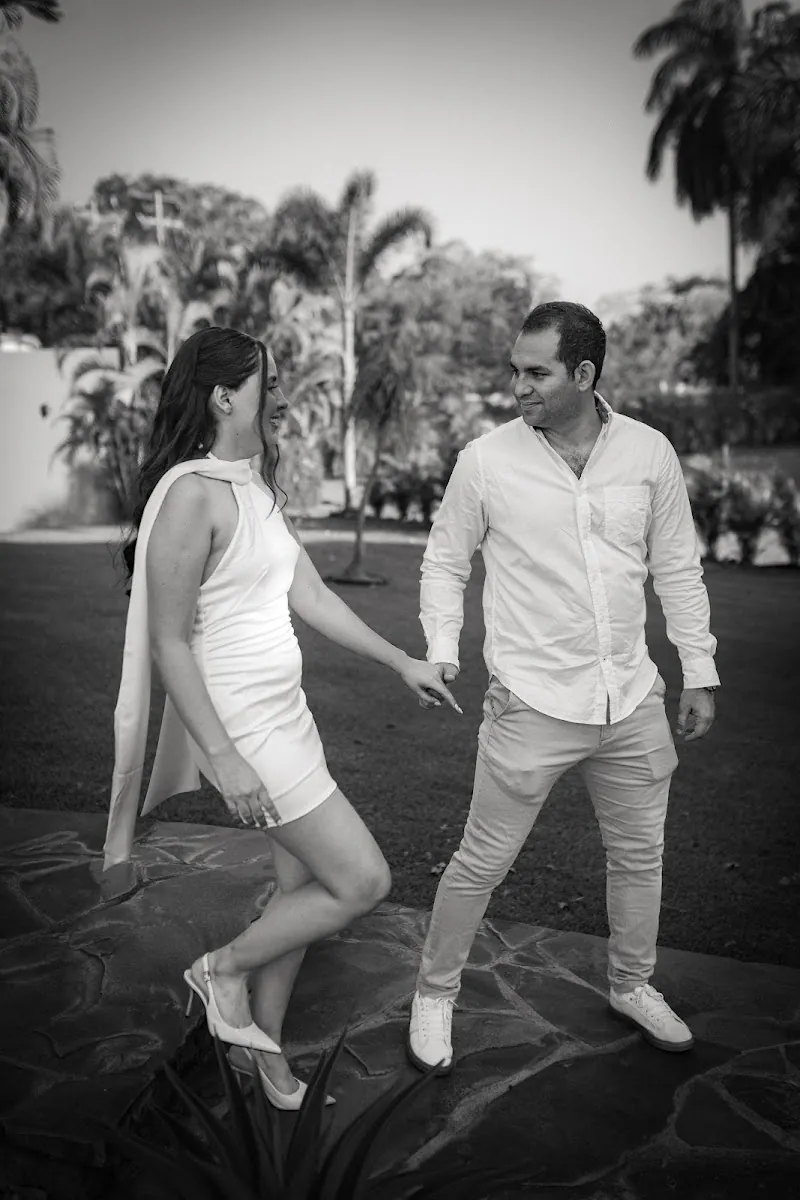 Pareja caminando junta en el campo, fotografía en blanco y negro