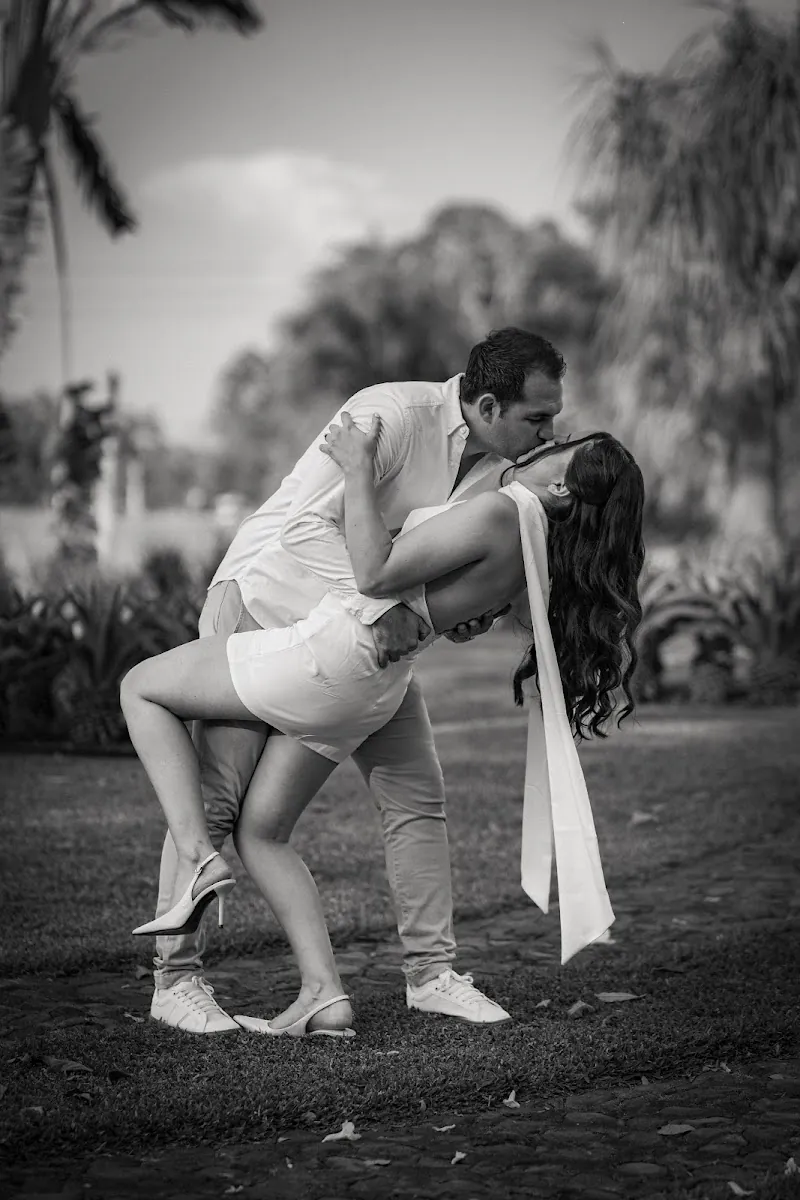 Paola y Carlos en un beso inclinado, fotografía en blanco y negro