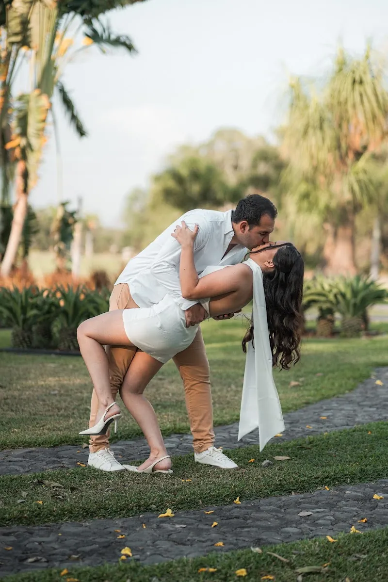 Segundo beso inclinado de Paola y Carlos en el jardín