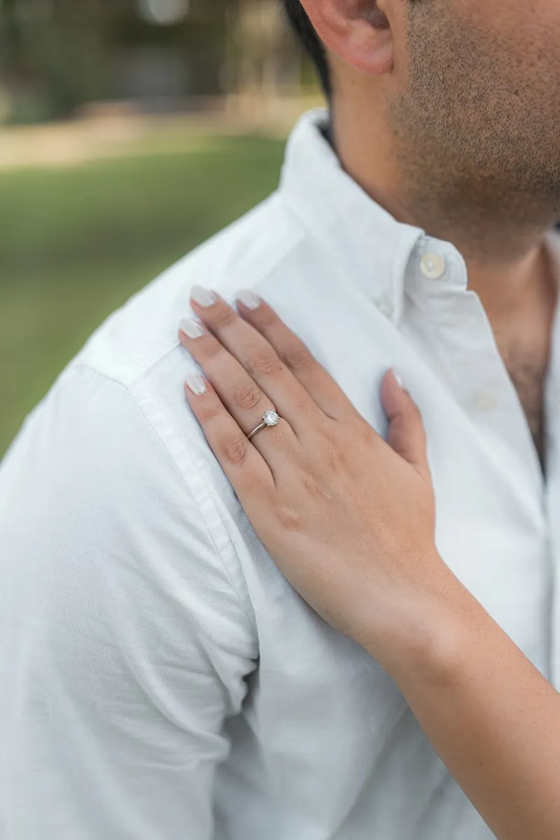 Anillo de compromiso sobre el hombro de Paola, detalle