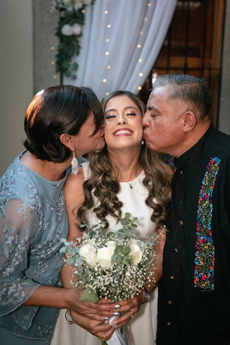 Las mamás besando a la novia en ambas mejillas
