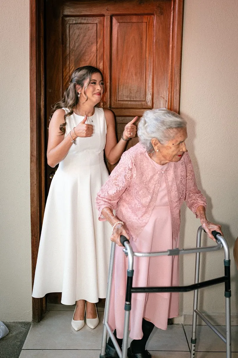 Sofi acompañando a su abuela, que llegó al civil con su andadera