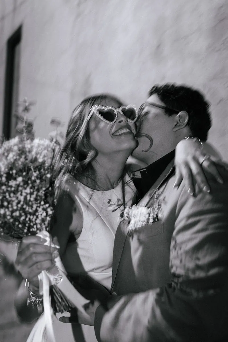Ricky y Sofi se besan con lentes de sol puestos