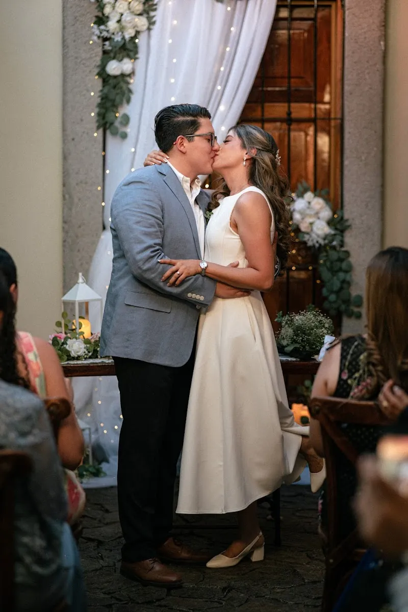 Ricky y Sofi se besan bajo las cortinas del altar