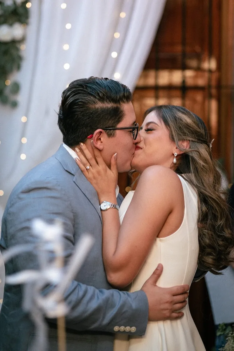 Beso de Ricky y Sofi en plano cerrado