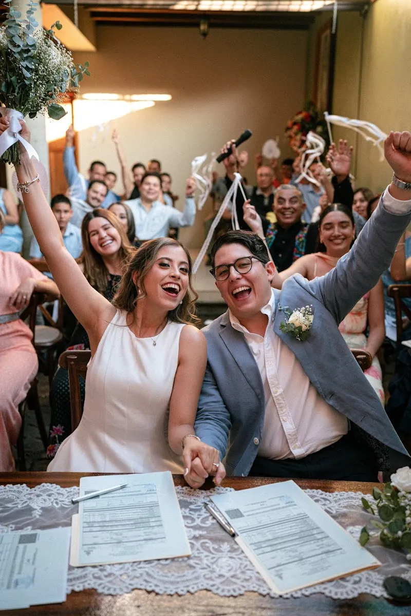 Invitados celebrando alrededor de la mesa de firma del civil