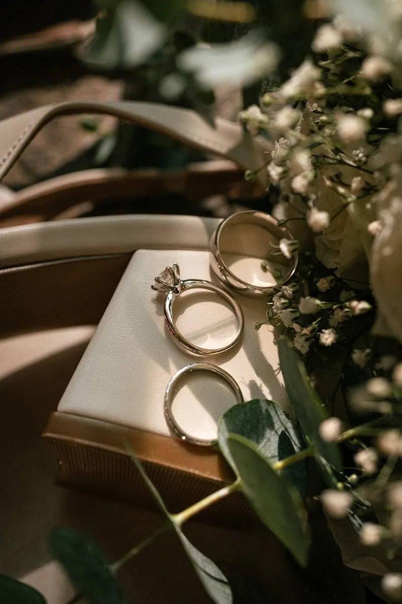 Anillos de la pareja sobre una libreta, detalle