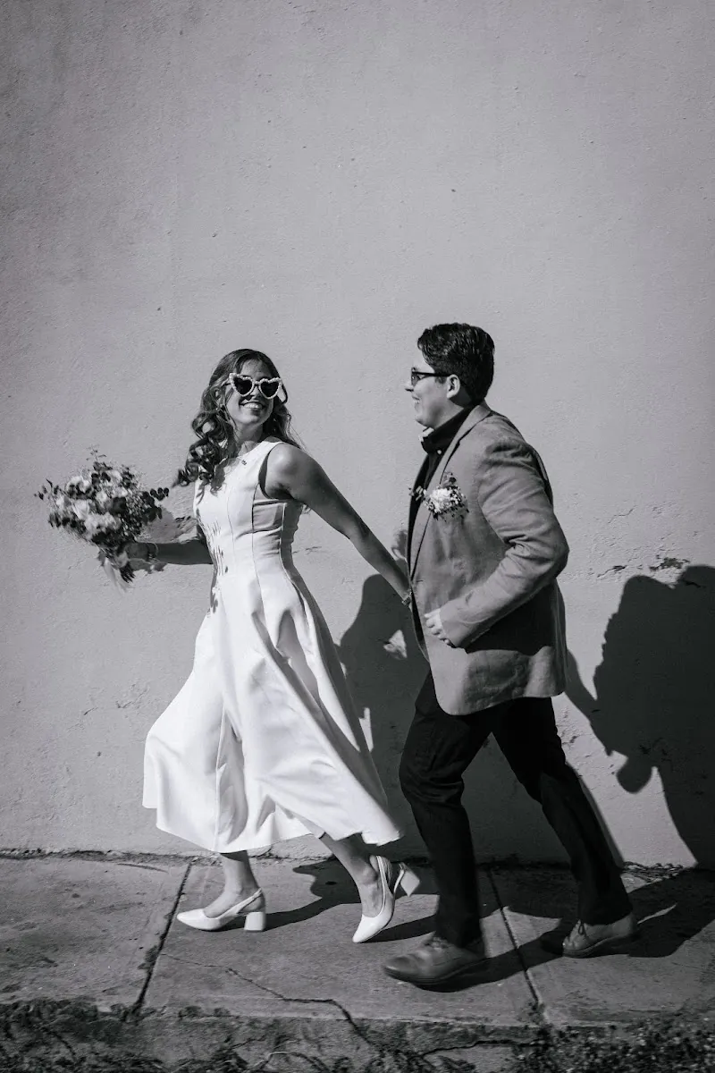 Ricky y Sofi caminando entre risas, fotografía en blanco y negro