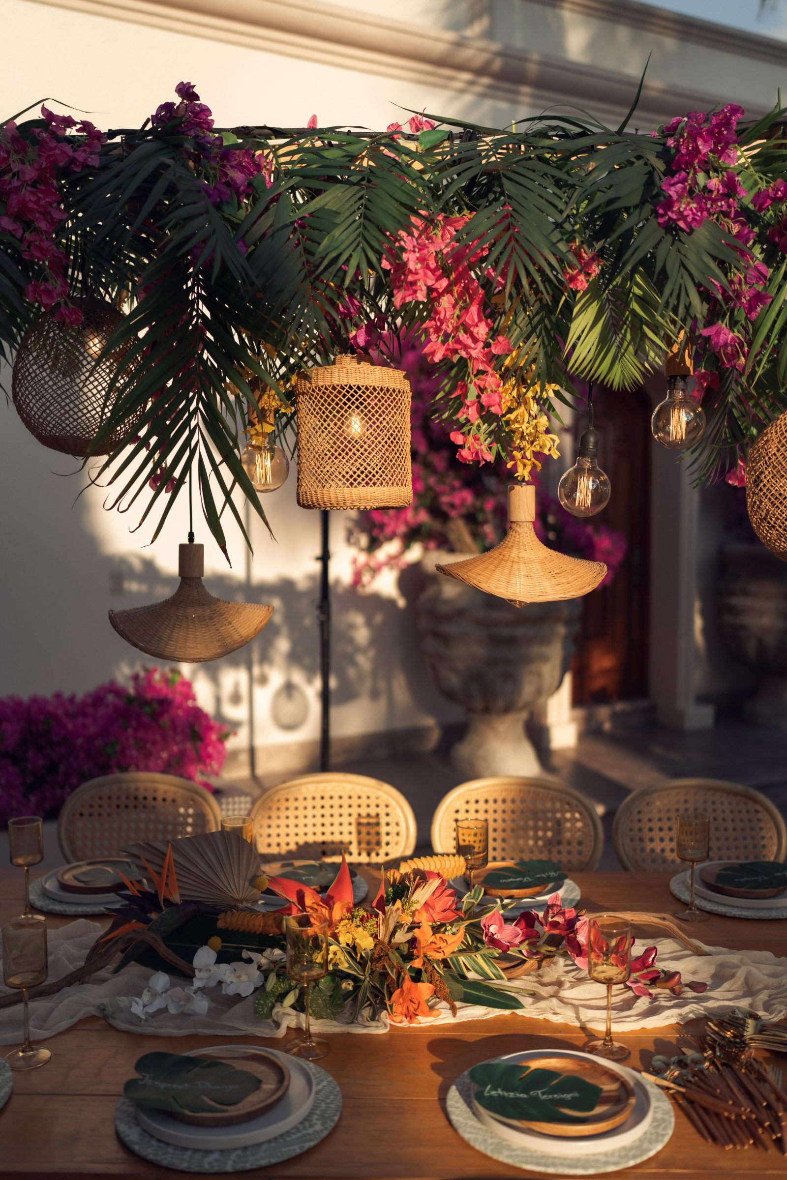 Mesa tropical XV años, palmera al centro